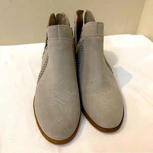 Size 6M Bootie Vince Camuto Grey like new